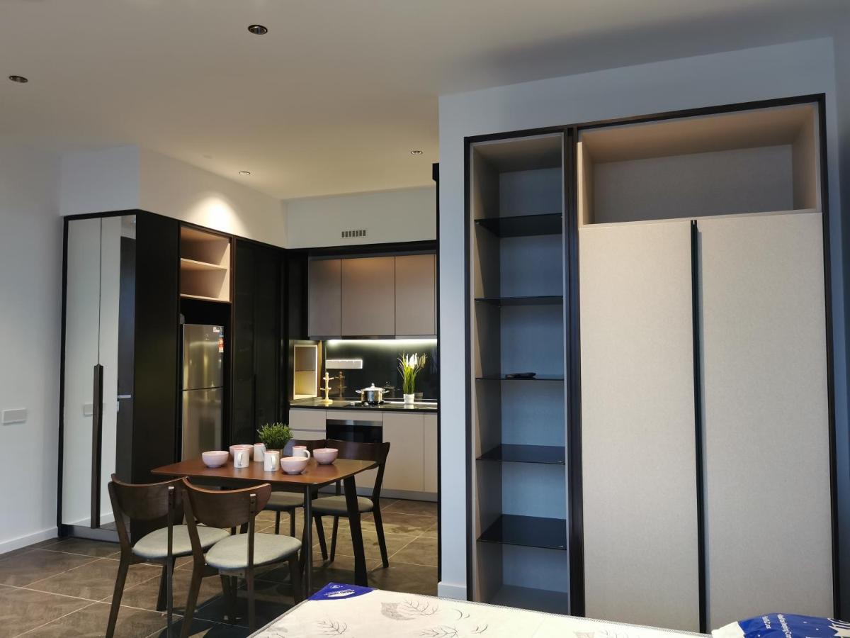 Scarletz Suites Klcc By De Harlequins Guesthouse Kuala Lumpur Exteriör bild