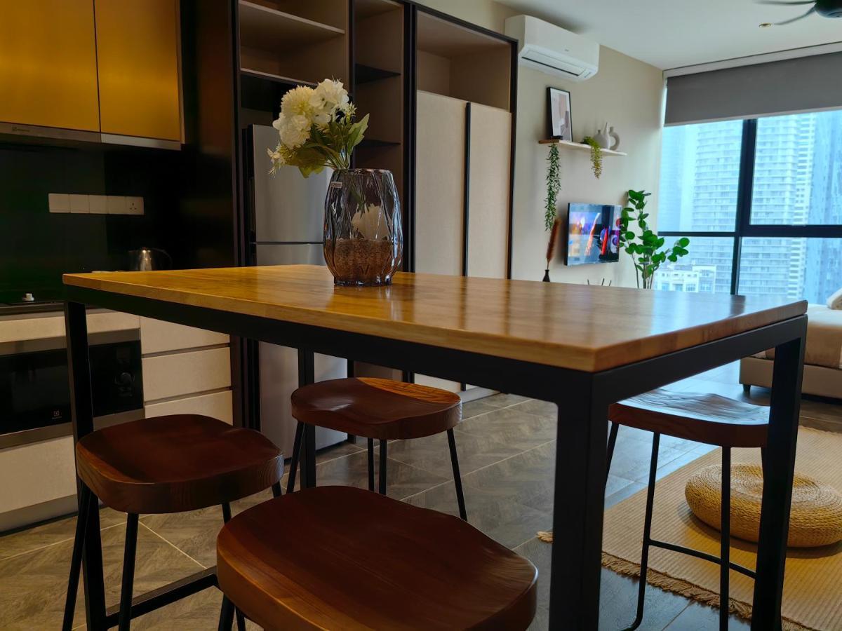 Scarletz Suites Klcc By De Harlequins Guesthouse Kuala Lumpur Exteriör bild