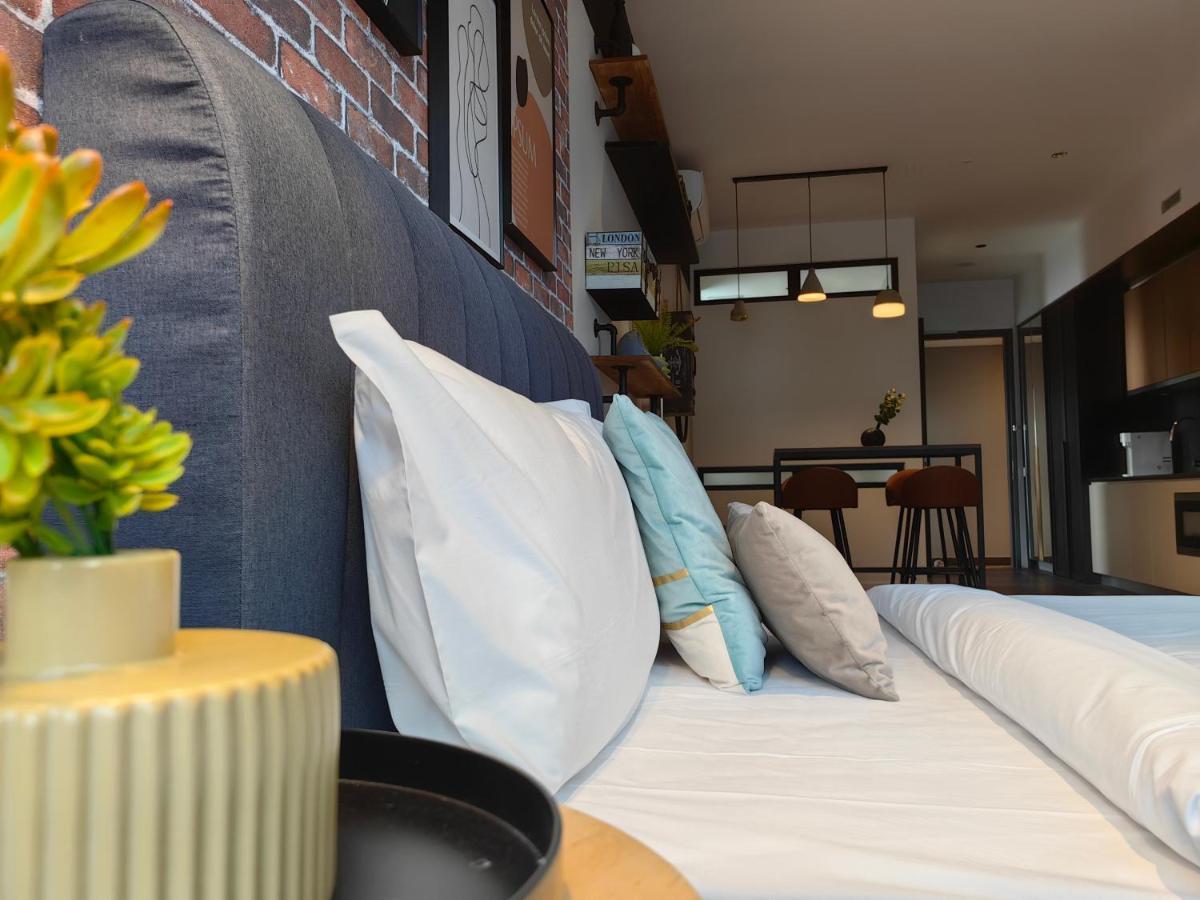Scarletz Suites Klcc By De Harlequins Guesthouse Kuala Lumpur Exteriör bild